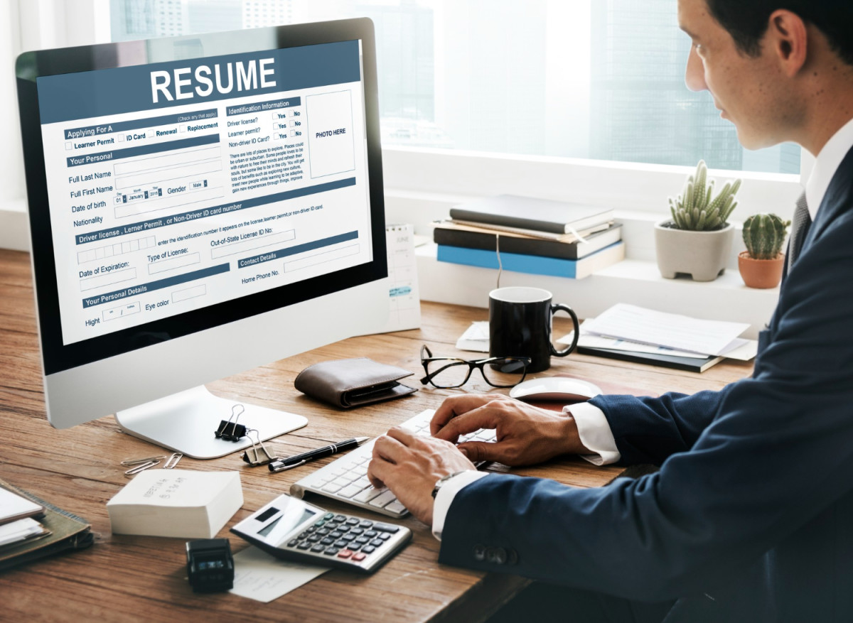 How to Put Freelance Work on a Resume (Examples Included)