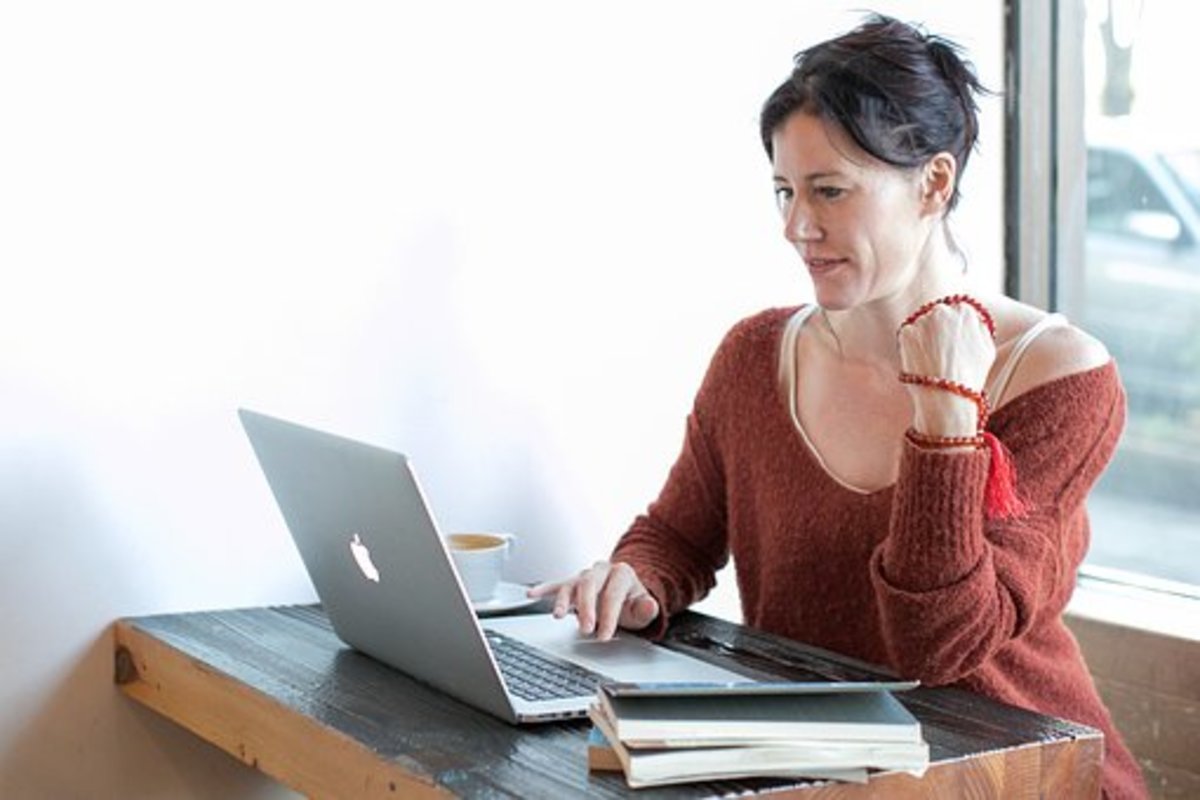 Online Dating: 100+ Romantic Messages to Send to Make Your Partner Happy