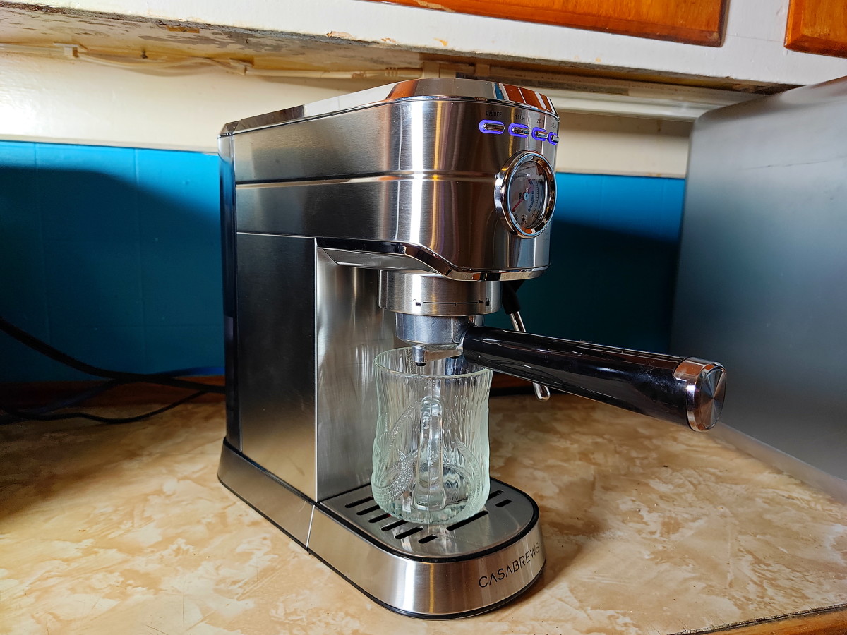 Review of the Casabrews Counter-Friendly 20 Bar Espresso Machine