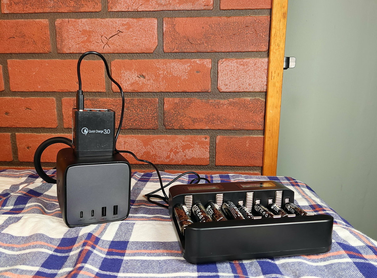 Review of the EBL LCD 8 Bay Rechargeable Battery Charger