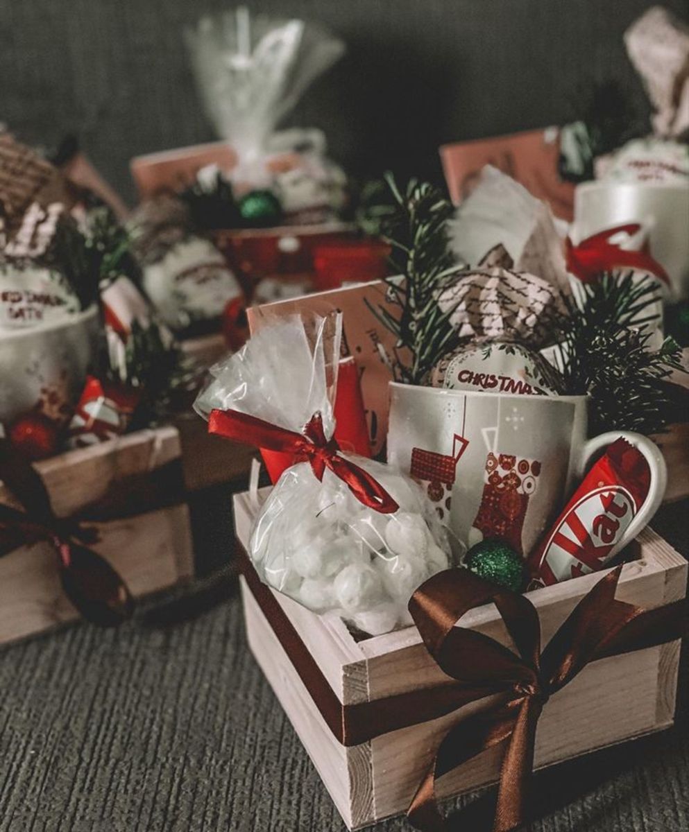 35+ Christmas Gift Basket Ideas for Friends and Family