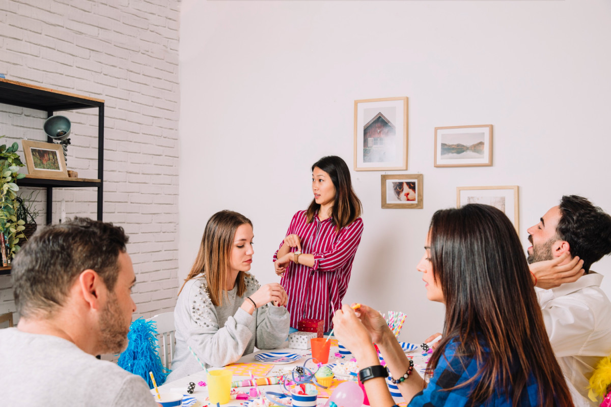 How to Plan Crafty Activities With Friends